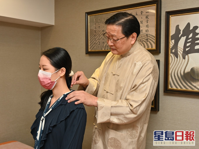 張醫師指,春季天氣乍暖還寒,面癱也是常見的疾病,通常會配合針灸治療,患者要注意保暖,以防復發。蔡建新攝