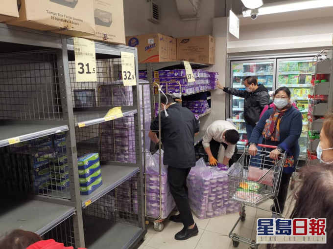 市民抢购厕纸。FB图