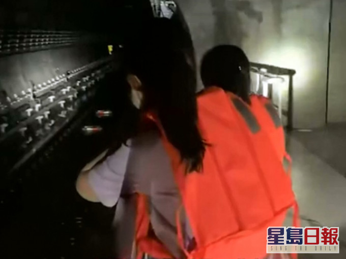 鄭州地鐵事故失蹤者家屬,到車站尋找親人。影片截圖