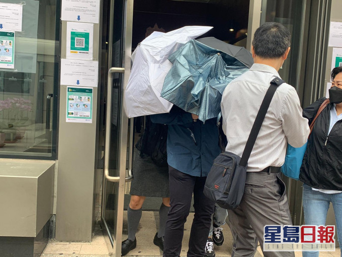 被告梁柏穎(藍色恤衫)。劉安琪攝