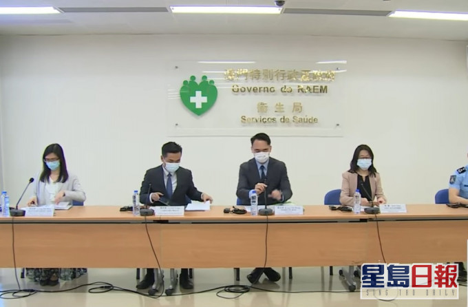 澳門山頂醫院醫務主任羅奕龍(中)、澳門教青局副局長龔志明(左二)。新聞局圖片