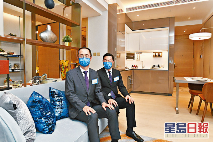 嘉里湯耀宗(圖左)表示,揚海今開放示範單位予外界參觀。右為盧子豪。