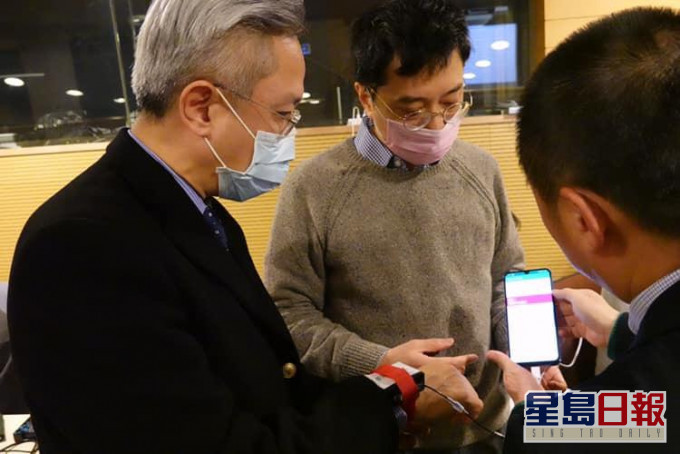 羅智光專程到資訊科技總監辦公室監察檢疫人士中心。