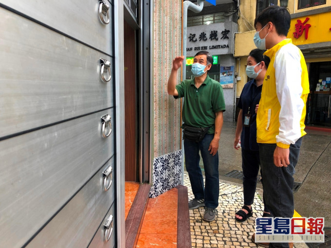 商戶反映颱風期間防洪門及升降台發揮一定作用。澳門新聞局圖片