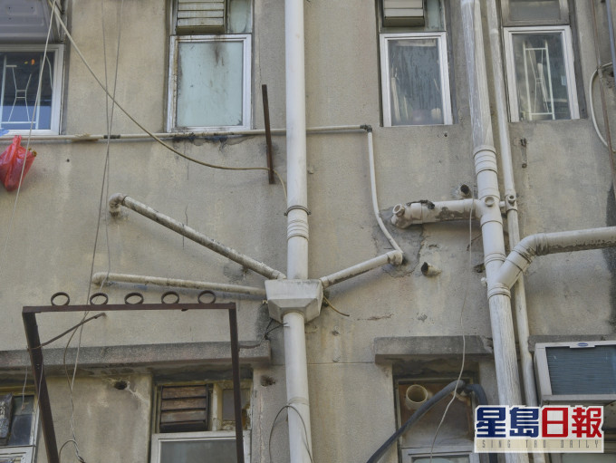 新冠疫情揭露錯駁渠管的播疫風險,政府將預留十億元資助逾四十年樓齡的舊樓換渠。