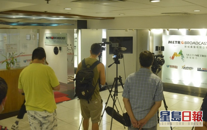 新城卻回應謂有兩名員工確診及三名嘉賓主持確診。