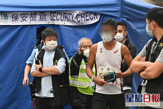 有跑手衣服上写有「香港加油」字眼。