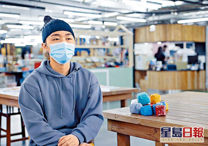 刘家骏与特殊需要学员制作「化旧为宝」立体拼图,加强触感及小肌肉训练。