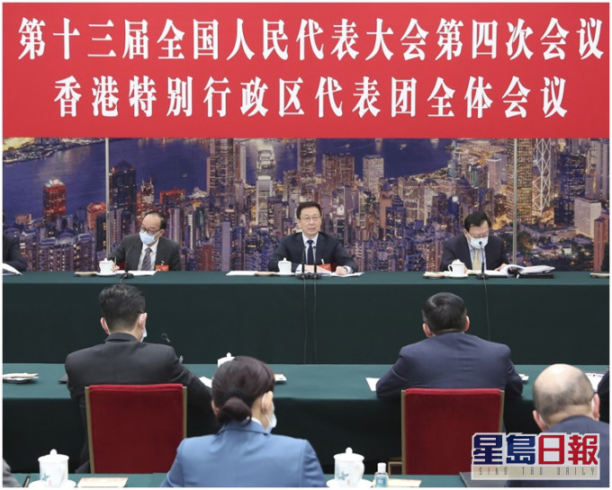 韓正(後排中)參加香港代表團審議。新華社