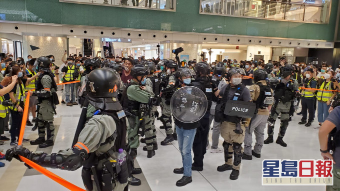 防暴警察驱散人群。