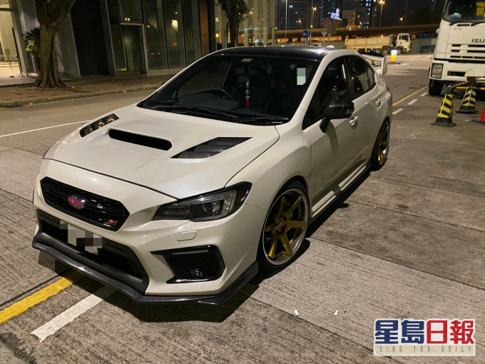 警方拖走5輛車及拘捕9人。警方提供