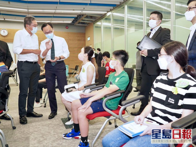 聶德權到機電署總部視察外展接種。聶德權facebook圖片