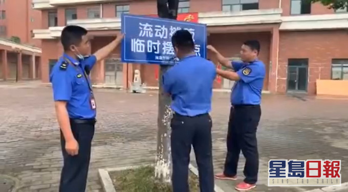 江西瑞昌的城管主动邀摊贩摆摊。网上截图