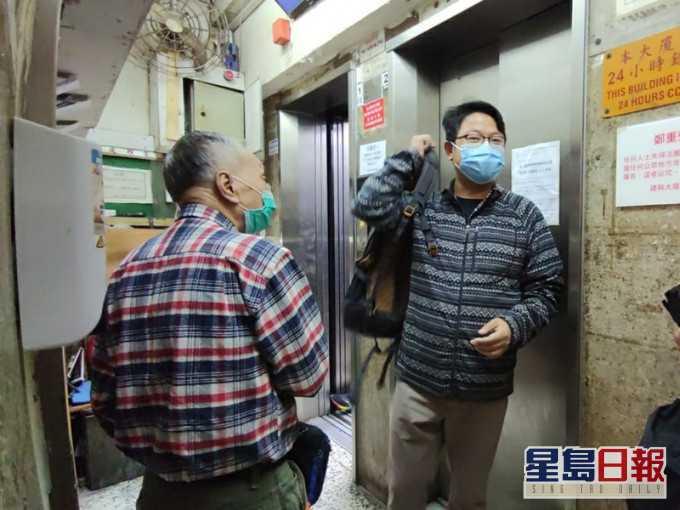 區議員(左)到場了解事件。梁國峰攝