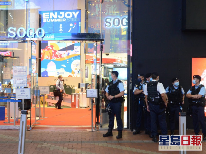 铜锣湾百货外继续有警员穿著战术背心驻守。