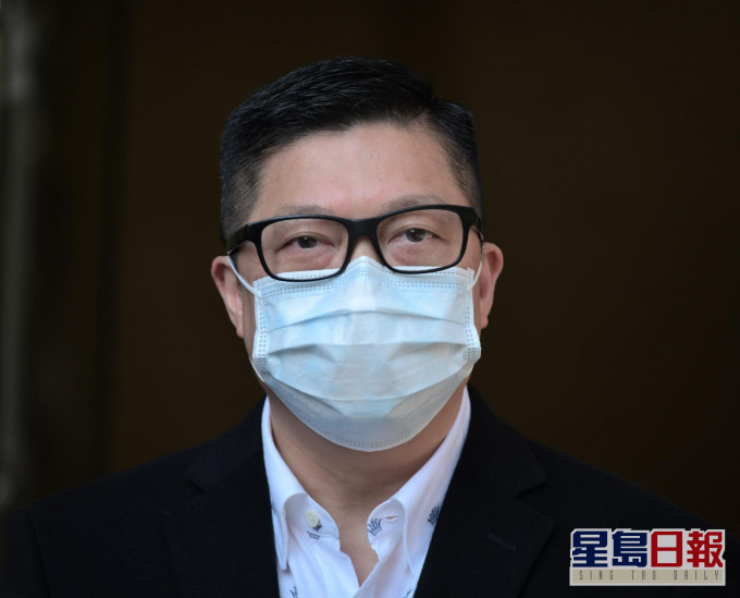 鄧炳強今早出席電台節目。