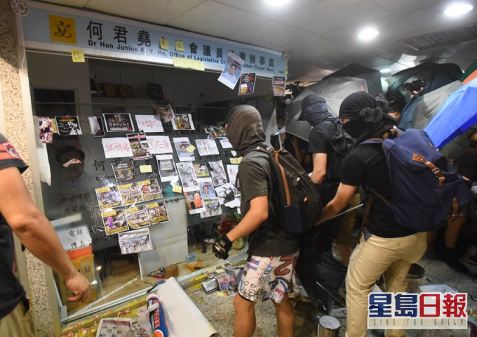 示威人士前年元朗「721事件」翌日到荃湾荃丰中心的立法会议员何君尧办事处大肆破坏。资料图片