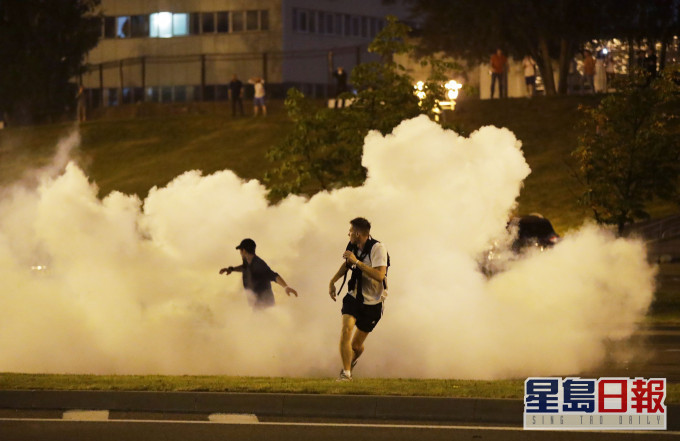 白俄羅斯數千人示威,爆發警民衝突。AP