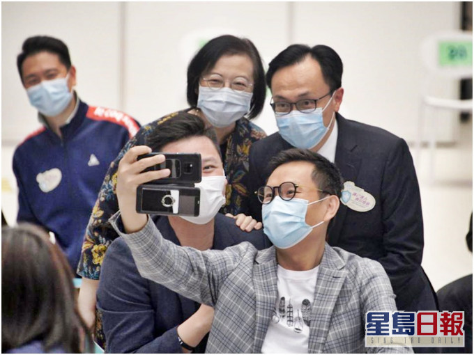 議員接種疫苗後與官員拍照留念。