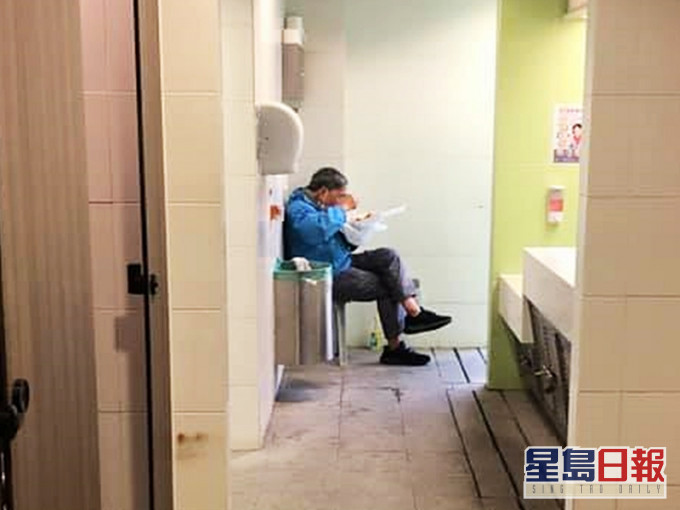 有网民发现一名清洁工在公厕内吃饭。「PLAY HARD 玩硬」Facebook图片