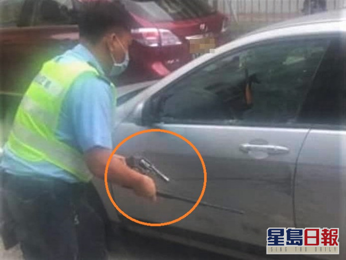 有途人影到警员拔枪指向私家车。图:深水埗同长沙湾社区关注组