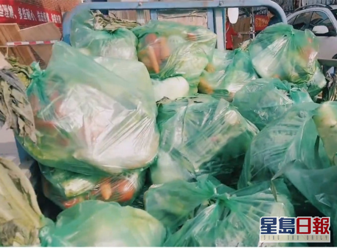 網上流傳在湖北孝感市有封閉式社區遭抬菜價,一袋蔬菜要價100人民幣。