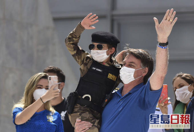 戴上口罩的博尔索纳罗与支持者会晤。AP图