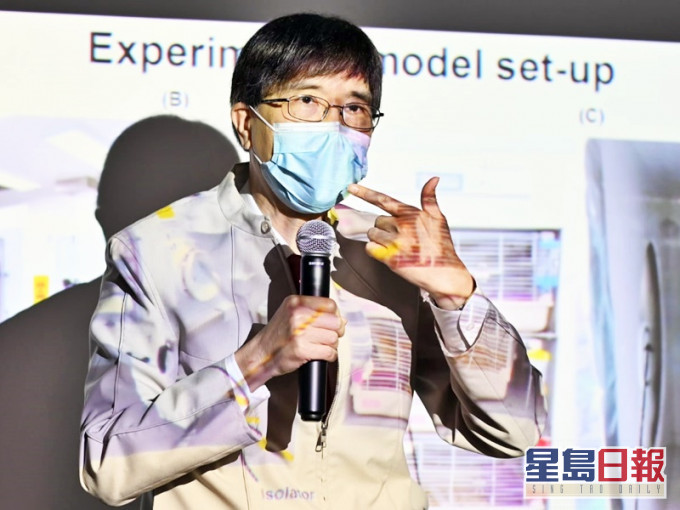 袁国勇指即使炎夏已到,市民亦应坚持戴口罩。