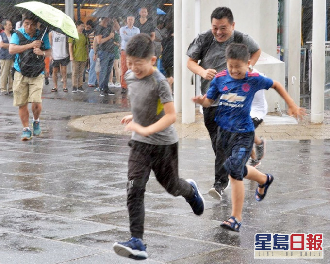 周三大致多雲,間中有驟雨,局部地區有雷暴。周四天氣轉涼。資料圖片