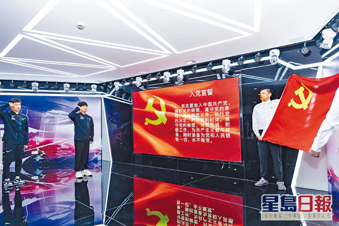 明凱(左)宣誓入黨。
