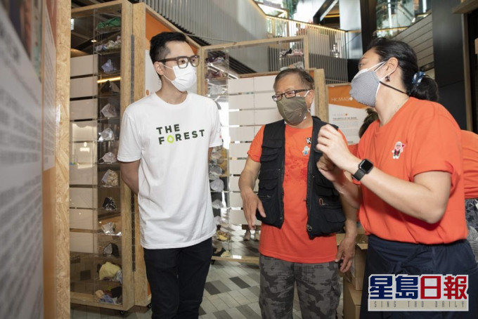 THE FOREST代表,新世界發展有限公司助理總經理劉家駿(左一)、HK MASK研發者鄺士山博士(左二)及裳樂匯坊的創辦人駱麗明(左三)。 活動提供
