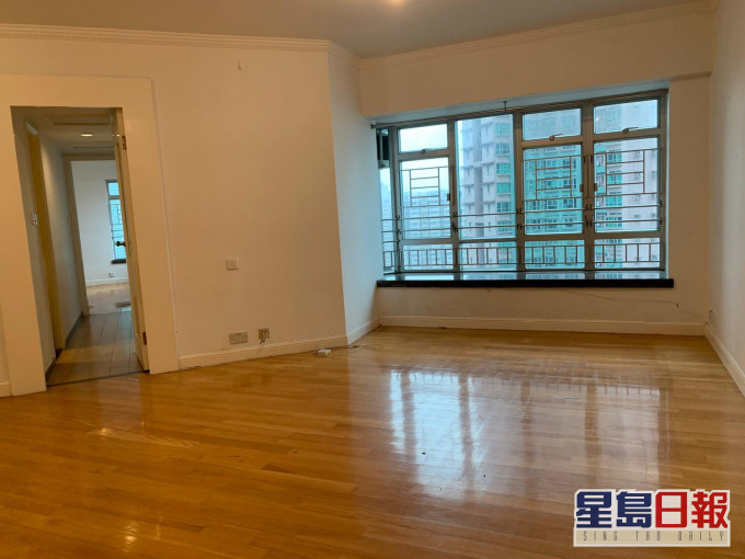 這個新都城1期5座中層E室,實用面積689方呎, 一室光猛。