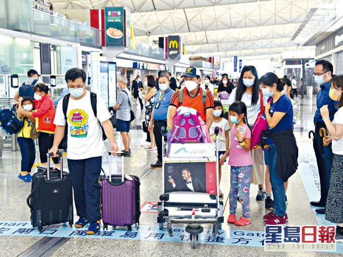在本港政治環境下,不少港人萌生移民念頭。資料圖片