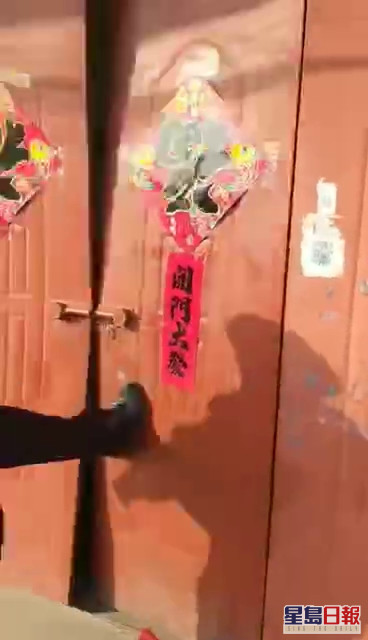执法者强行破门进入一住户。(网图)