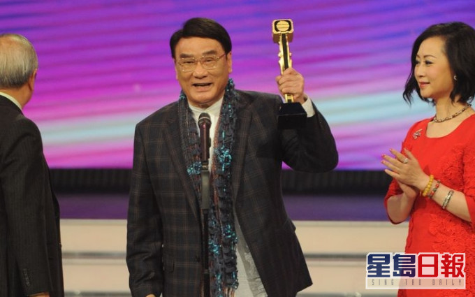 譚炳文於《萬千星輝頒獎典禮2014》榮獲「萬千光輝演藝人大獎」。