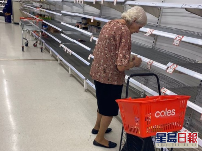 澳洲老妇抢购不到物资。网图