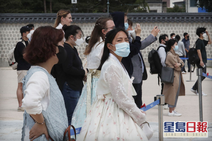 南韓政府早前表示,針對違反居家隔離令將最高判處1年徒刑或罰款1000萬韓元。 AP