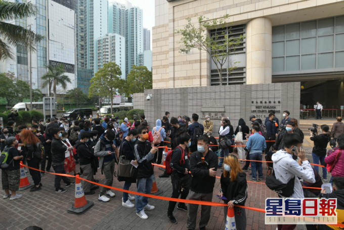 大批市民日前在西九龙法院外排队轮筹听审。 资料图片
