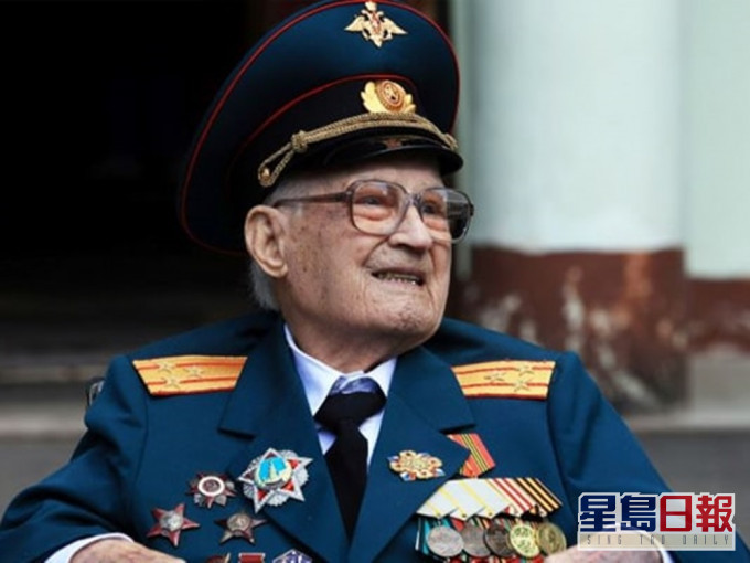现年102岁的巴加耶夫新冠病毒康复出院。网图