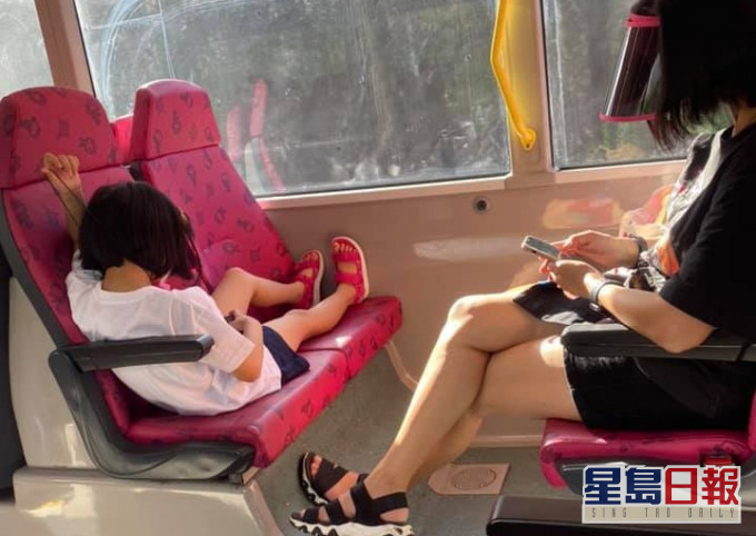 女童雙腳晾在座位。