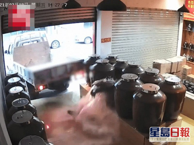 貨車倒車時右邊車尾撞向酒缸。網圖