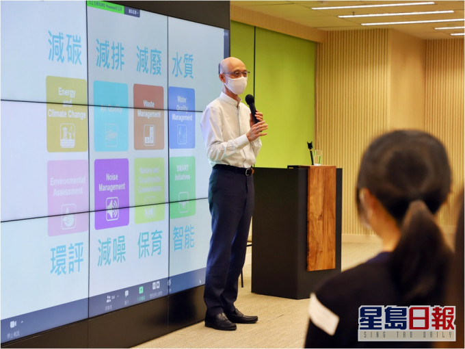 環境局局長黃錦星向「綠色就業計劃」大專畢業生資助項目的參加者講解環保政策及措施。政府圖片