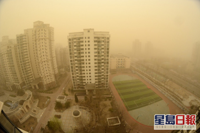 北京遇严重沙尘暴,早晨犹如黄昏。(新华社图片)