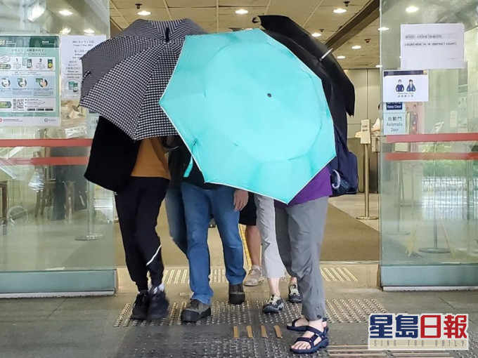 被告陳良新(藍色牛仔褲)。陳子豪攝
