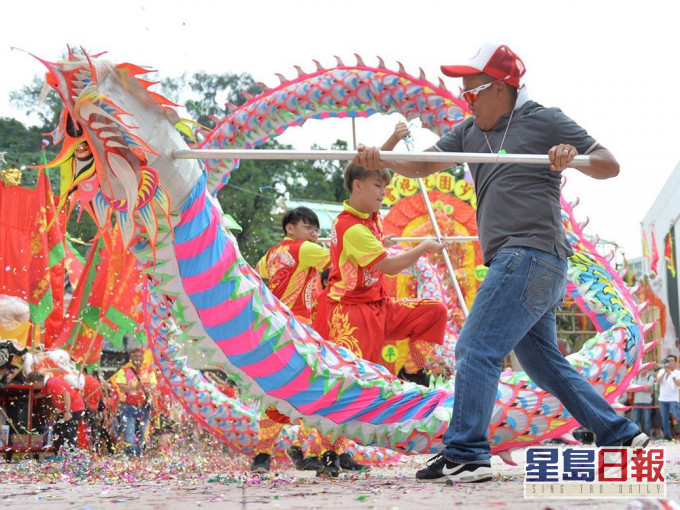 陳嘉輝師傅於往年的農曆三月廿三日為天后寶誕上舞龍。 受訪者提供