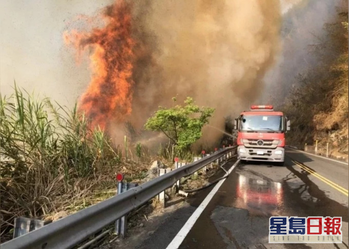 台灣阿里山森林大火燃燒逾20小時仍未受控。網圖