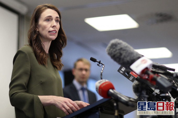 阿德恩召開記者會宣佈放寬封鎖。AP圖片