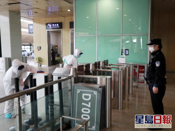 武漢漢口火車站進行消毒清潔,為恢復營運做準備。
