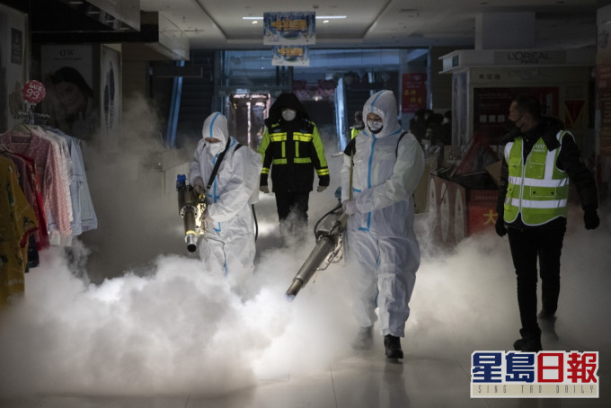 黑龍江綏化市義工協助消毒抗疫。(新華社圖片)