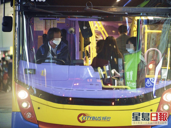 網民手忙腳亂之際,有好心乘客幫忙付車資(示意圖)。資料圖片